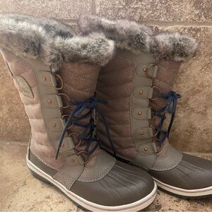 Rarely worn Sorel boots size 7.5